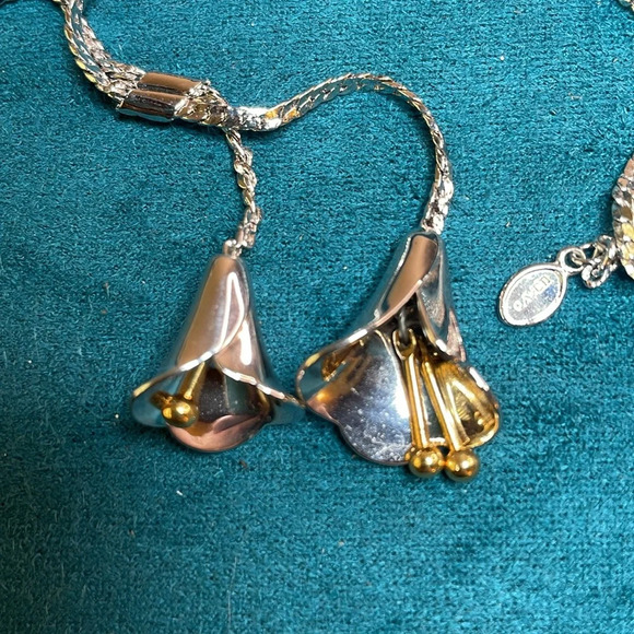 Avon Calle Lily Necklace - Picture 3 of 4